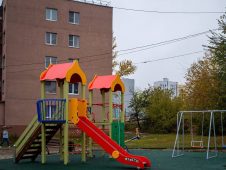 В Курске за средства от платных парковок поставили детскую площадку