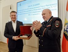 Роман Старовойт получил наградное оружие от МВД России