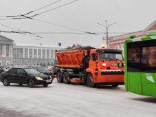 Глава Курска попросил водителей не мешать работе снегоуборочной техники