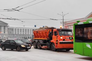 В Курске мобилизовали спецтехнику для борьбы с предстоящим снегопадом
