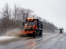 В Курской области дороги от снега очищают 300 спецмашин