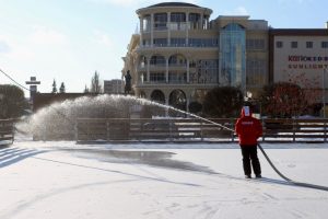 Тёплая погода замедлила заливку льда на Губернском катке в Курске