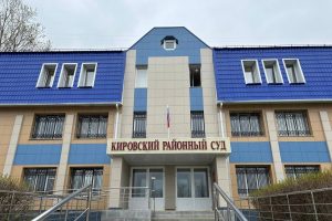 В Курской области рецидивист при краже продуктов сломал двери магазина