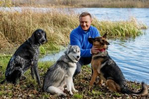 Роман Старовойт опубликовал фото со своими собаками в честь Дня домашних животных