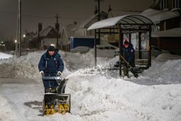 В Курске в расчистку улиц от снега включились чиновники и активисты