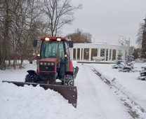 Курские парки и скверы расчищают от снега
