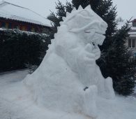 Курянин сделал возле детского сада трёхметрового снежного дракона