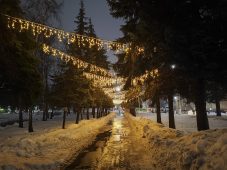 В Курске Первомайский парк продолжают украшать к Новому году