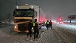 В Курской области экипажи ДПС помогают снегоуборочной технике
