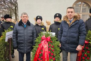 Куряне возложили цветы на Пискаревском кладбище
