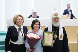 Курскому педагогу вручили грамоту в Совете Федерации
