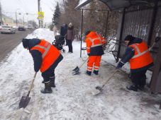 В Курске продолжают чистить улицы от снега и наледи