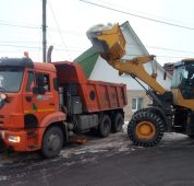В Курске продолжают убирать снег с дорог и тротуаров