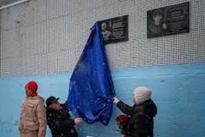 В Курске открыли мемориальную доску участнику СВО Николаю Долженкову