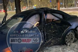 В Курске «БМВ» врезалась в столб: пострадали 2 человека