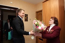 Мэр Курска поздравил жительницу блокадного Ленинграда Раису Старикову