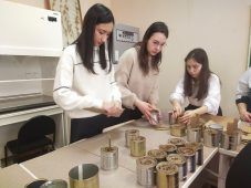 Курские студенты помогают делать окопные свечи
