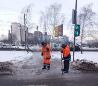 Дороги Курска расчищают от снега 52 единицы техники и 63 человека