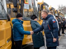 Роман Старовойт вручил ключи от 49 новых школьных автобусов