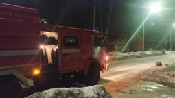 В Курске огнеборцы спасли на пожаре женщину и ребёнка