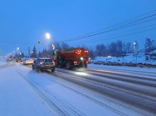 В Курске снег убирают с дорог 60 машин