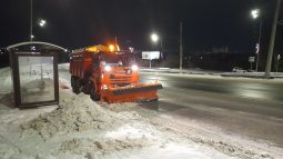 В Курске ночью убирали город от снега 47 единиц техники