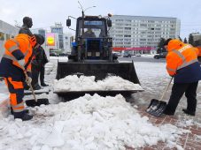В Курске снег убирают 56 единиц техники и 62 рабочих