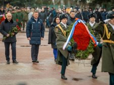 Роман Старовойт и Надежда Бабкина возложили венки на Мемориале памяти павших