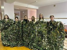 В Курске продолжают плести маскировочные сети для солдат СВО