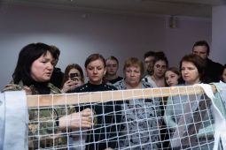 В Курске плетут маскировочные сети для солдат СВО