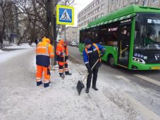 В Курске чистят дороги 66 рабочих и 48 единиц техники