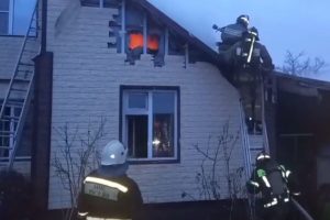В Курске при пожаре в частном доме спасли двоих человек