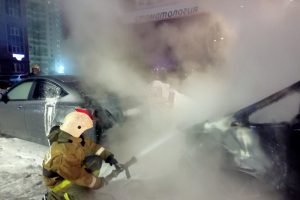 Ночью на проспекте Дериглазова в Курске горела «Тойота Альфард»