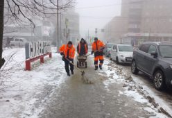 Улицы Курска от снега и льда очищают 68 рабочих и 49 единиц техники