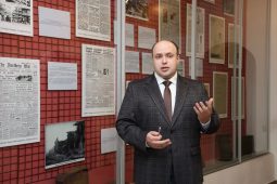 В Курске открылась тематическая выставка «Хранят газеты горький след войны»