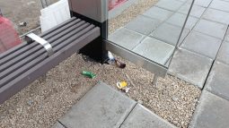 В Курске на новой трамвайной остановке снова обнаружили мусор