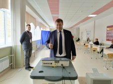Замгубернатора Курской области Алексей Дедов проголосовал на выборах президента