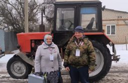 В Курской области сотрудники избиркомов пересели на тракторы