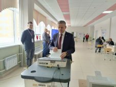 Замгубернатора Курской области Виктор Карамышев проголосовал на выборах президента
