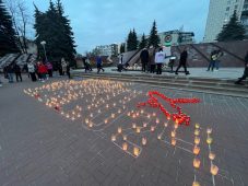 Куряне зажгли десятки свечей в память о погибших в «Крокус Сити Холле»