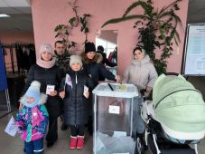 В Курске многодетная семья Павловых проголосовала на выборах президента