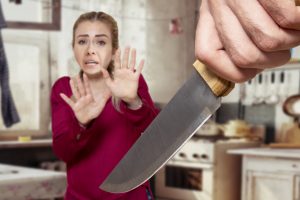 Ревнивец ударил жену ножом
