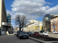 Полиция проведет проверку по факту припаркованных машин на тротуарах в центре Курска