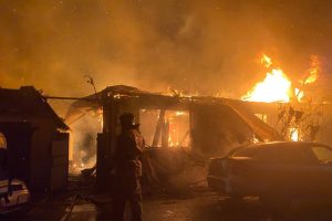 Мэр Курска выехал на место возгорания жилого дома после атаки БПЛА
