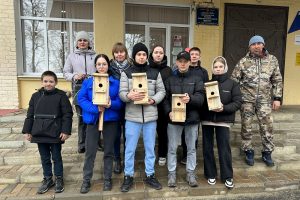 В Курской области юные лесоводы смастерили и развесили скворечники