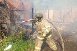 В Курской области загорелся дом в результате прямого попадания снаряда ВСУ