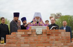 В железнодорожном округе Курска освятили закладной камень нового храма