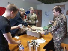 Юнармейцы Курского госуниверситета делают свечи для солдат СВО