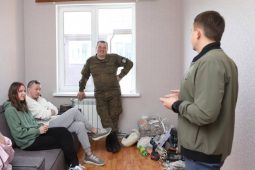 Мэр Курска встретился с семьёй, дом которой сгорел из-за атаки БПЛА