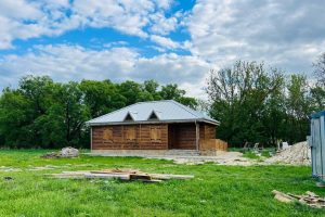 В Красниково Курской области строят 25 деревянных домиков для отдыха